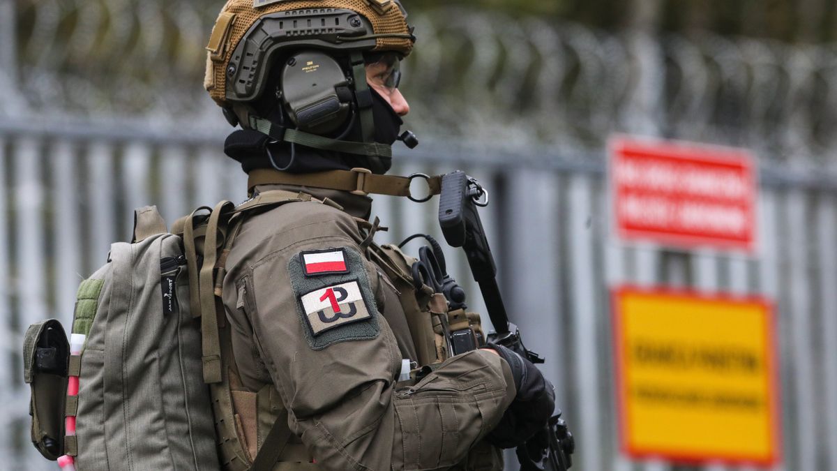 Stare Masiewo, 12.10.2023. Żołnierz na granicy polsko-białoruskiej w miejscowości Stare Masiewo, 12 bm. (aldg) PAP/Artur Reszko