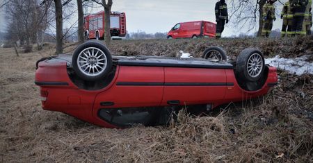 Mikołów. Nie miał prawa jazdy, ale myślał, że umie jeździć. Skończył na dachu