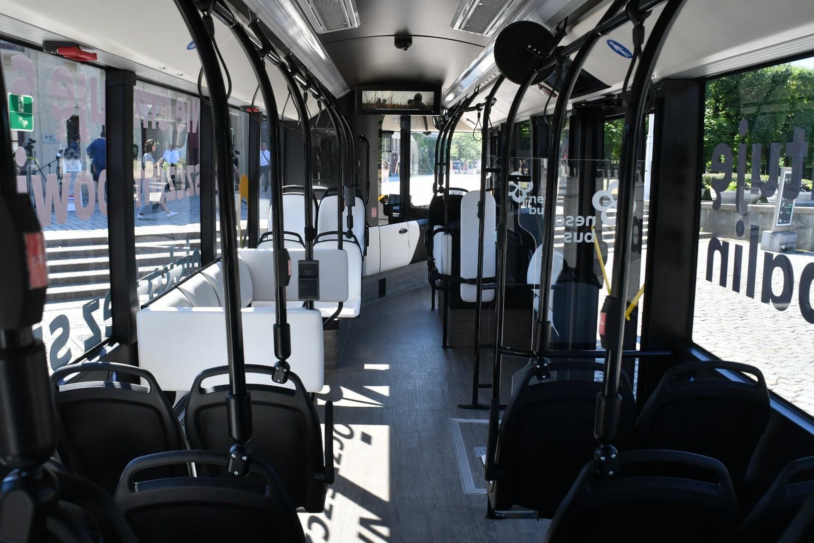 NesoBus może pomieścić 93 pasażerów. Pojazd jest niskopodłogowy i klimatyzowany