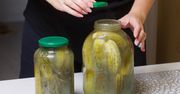 Otwierasz słoik, a ogórki buzują i są mętne. Prawdopodobnie popełniłeś błąd przy kiszeniu