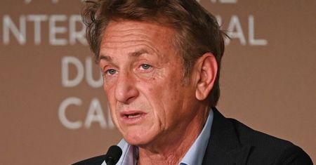 Sean Penn w Ukrainie zmierza PIECHOTĄ w kierunku POLSKIEJ GRANICY (FOTO)