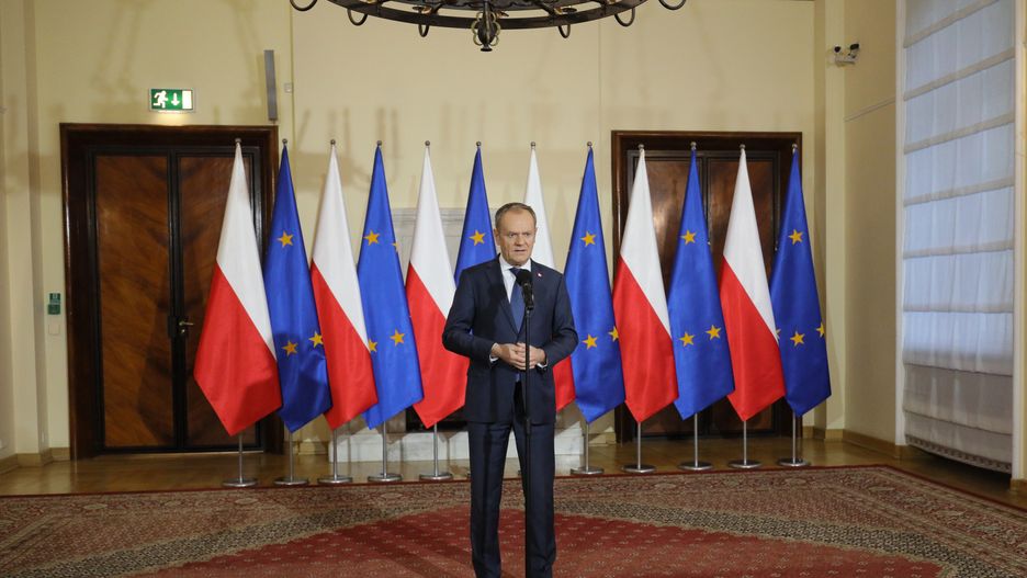 Warszawa, 03.01.2024. Premier Donald Tusk podczas konferencji prasowej po posiedzeniu rządu, 3 bm. w siedzibie Kancelarii Prezesa Rady Ministrów w Warszawie. (amb) PAP/Paweł Supernak