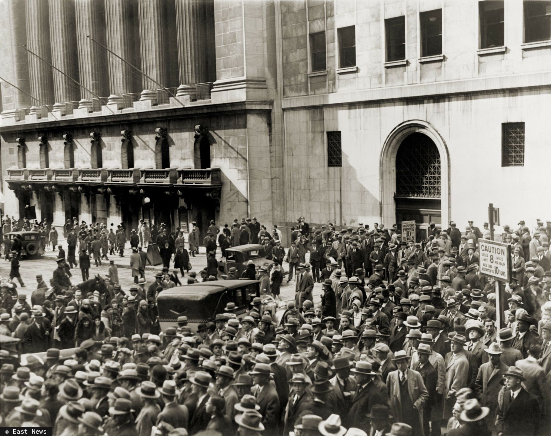Tłum na Wall Street w październiku 1929 roku (Courtesy Everett Collection)