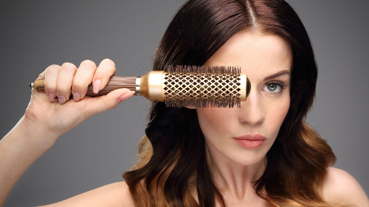 Łamliwość włosów może być wynikiem zbyt restrykcyjnej diety