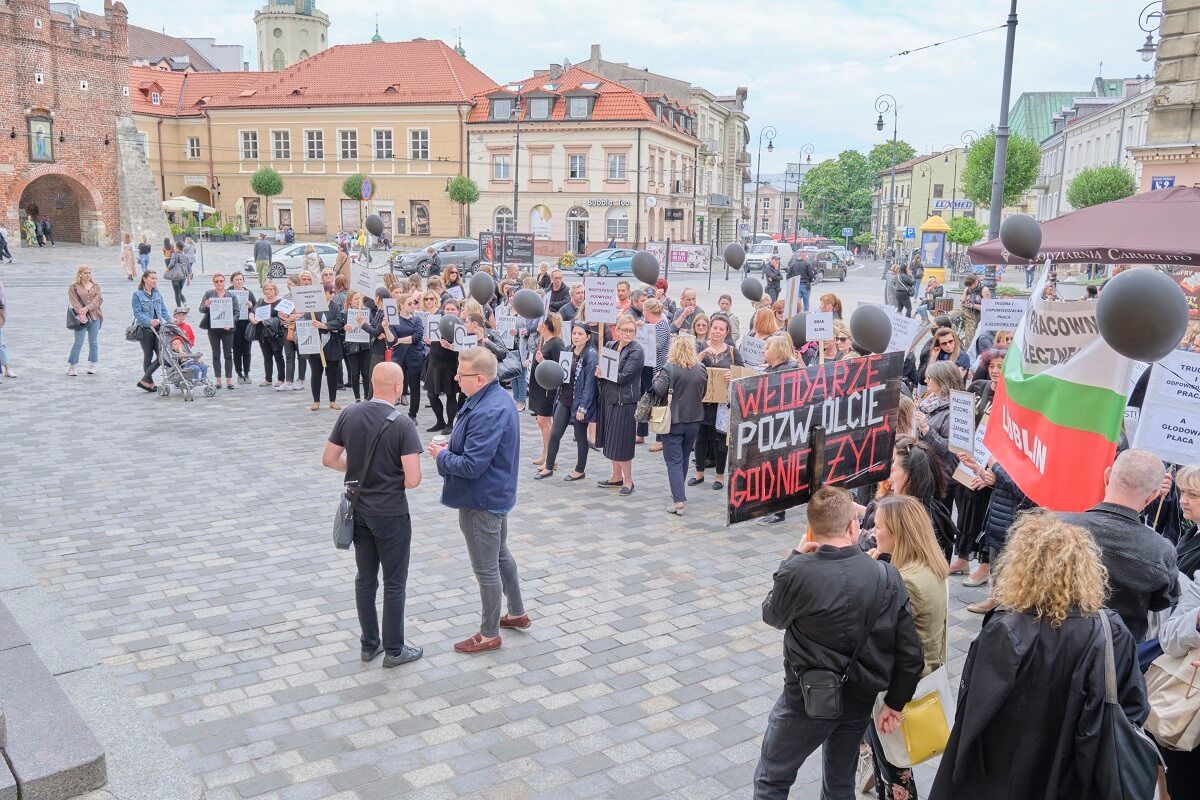 Protest pracowników MOPR Lublin przed ratuszem