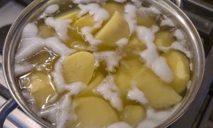 Najgorszy moment na posolenie ziemniaków. Prędko się nie ugotują