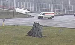 Nawet nie hamował. Dachowanie na rondzie