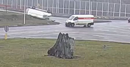 Nawet nie hamował. Dachowanie na rondzie