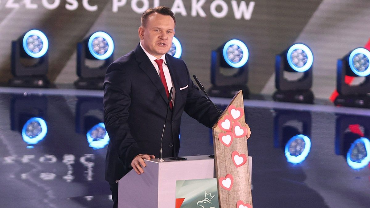 Nietypowy start konwencji PiS. Poseł na scenie z deską. 