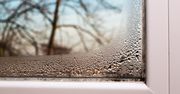 Wetrzyj kroplę w szybę. Wilgoć z okien zniknie na zawsze