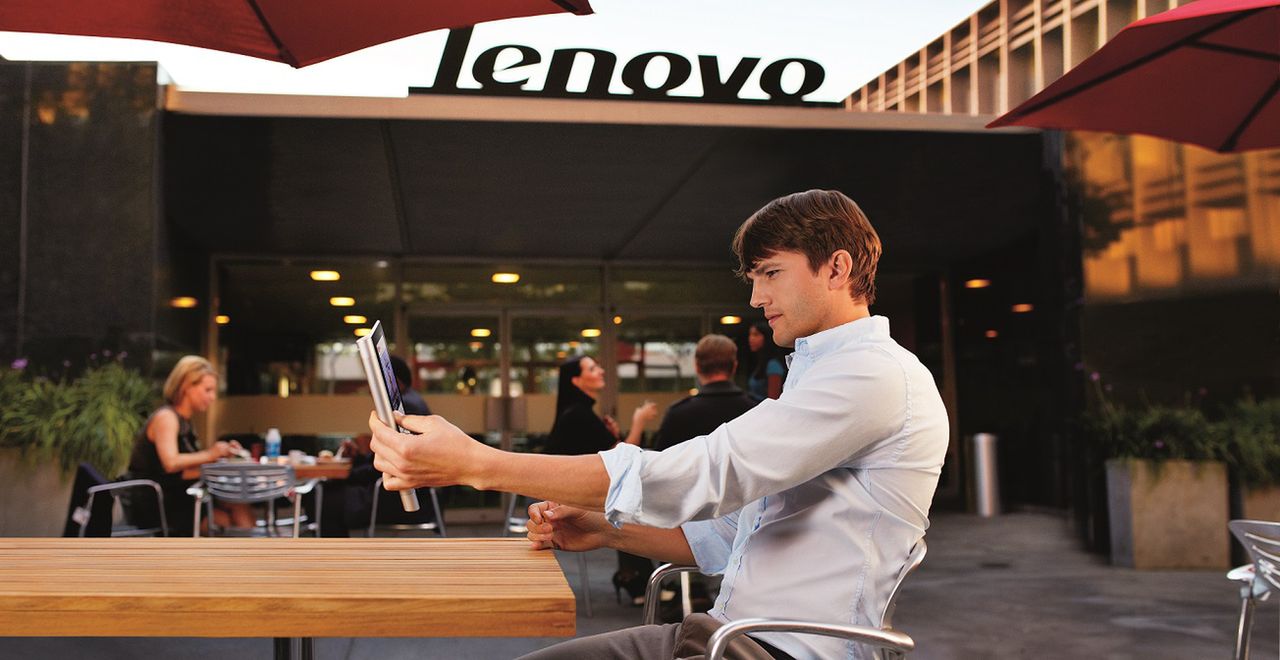 Ashton Kutcher i Lenovo YOGA Tablet 2