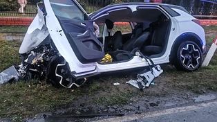 Szwarszowice: Dramatyczny wypadek z udziałem trzech osobówek. Policjanci pierwsi ruszyli na ratunek