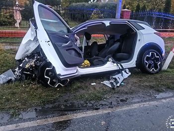 Szwarszowice: Dramatyczny wypadek z udziałem trzech osobówek. Policjanci pierwsi ruszyli na ratunek