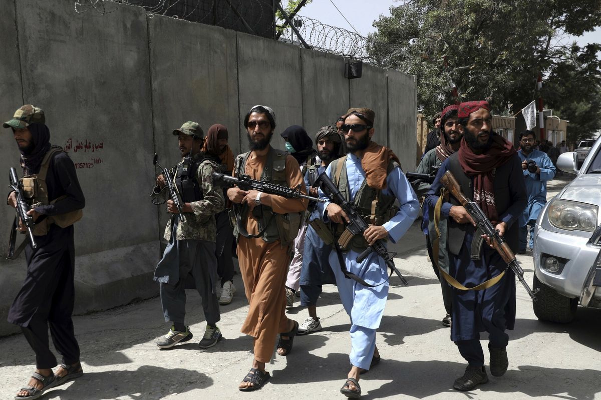 Talibowie z bronią patrolują ulice miast Afganistanu 