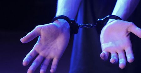 Włamał się do metalowej skrzynki przy sklepie. Ukradł pieniądze i dokumenty