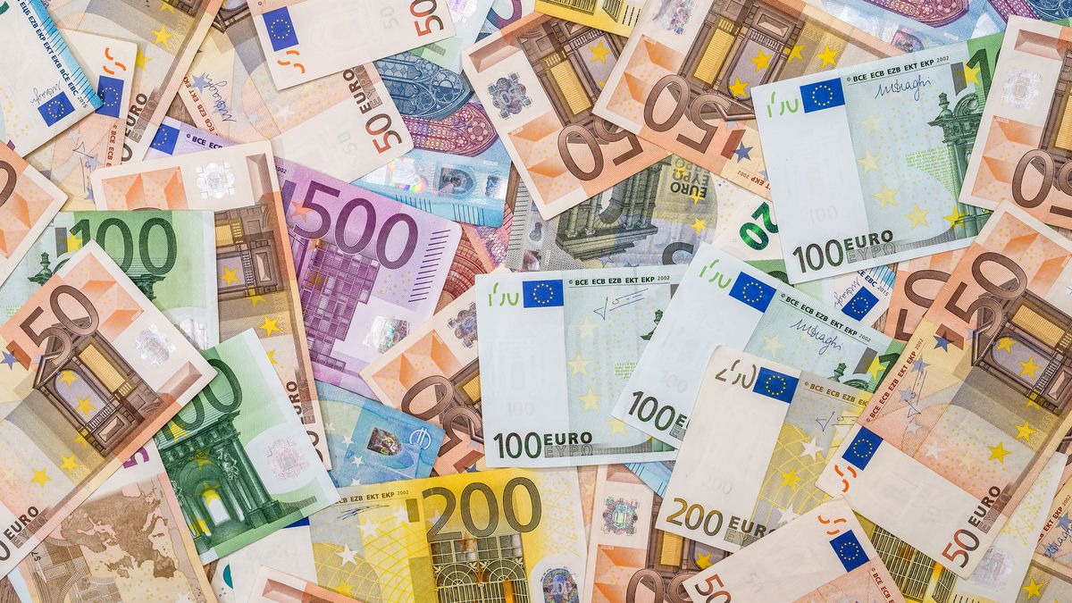 pile of euro banknotes as background
ROMAN
euro, money, cash, background, paper, note, business, bank, fina