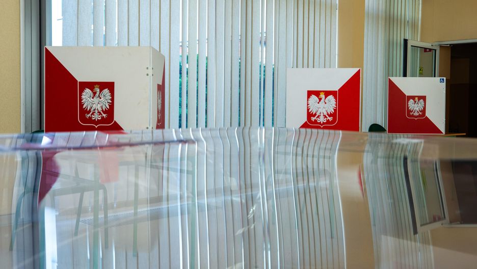 lokal wyborczy
Kamieniec Wroc�awski, 01.06.2025. Wybory prezydenta RP - II tura. Lokal wyborczy w Kami�cu Wroc�awskim, 1 bm. Rozpocz�o si� g�osowanie w II turze wybor�w Prezydenta RP. Do jego zako�czenia obowi�zuje cisza wyborcza. (awol) PAP/Krzysztof �wik
Krzysztof �wik
druga, g�osowanie, II tura, Komisja Wyborcza, lokal wyborczy, polityka, prezydenckie, wybory Prezydenta RP, urna wyborcza, stanowisko do g�osowania