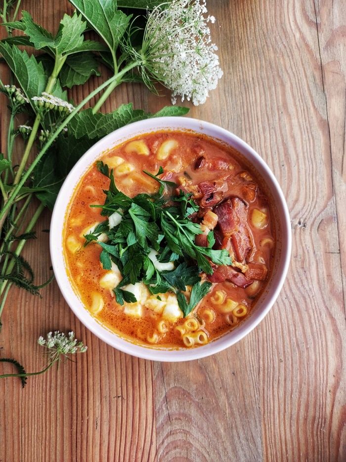 Zupa pomidorowa z makaronem, bekonem i mozzarellą w Ambaras