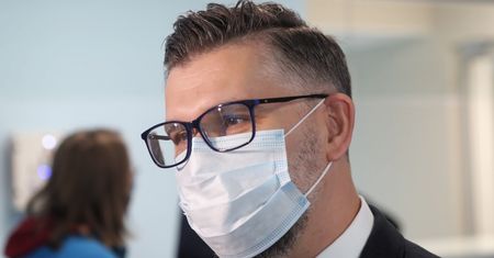 Prof. Banach ostrzega: na przełomie stycznia i lutego nawet 100 tys. zakażeń omikronem