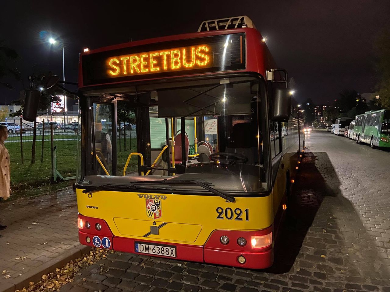 Wrocław. Autobus dla potrzebujących znów jeździ. Można się ogrzać i zjeść