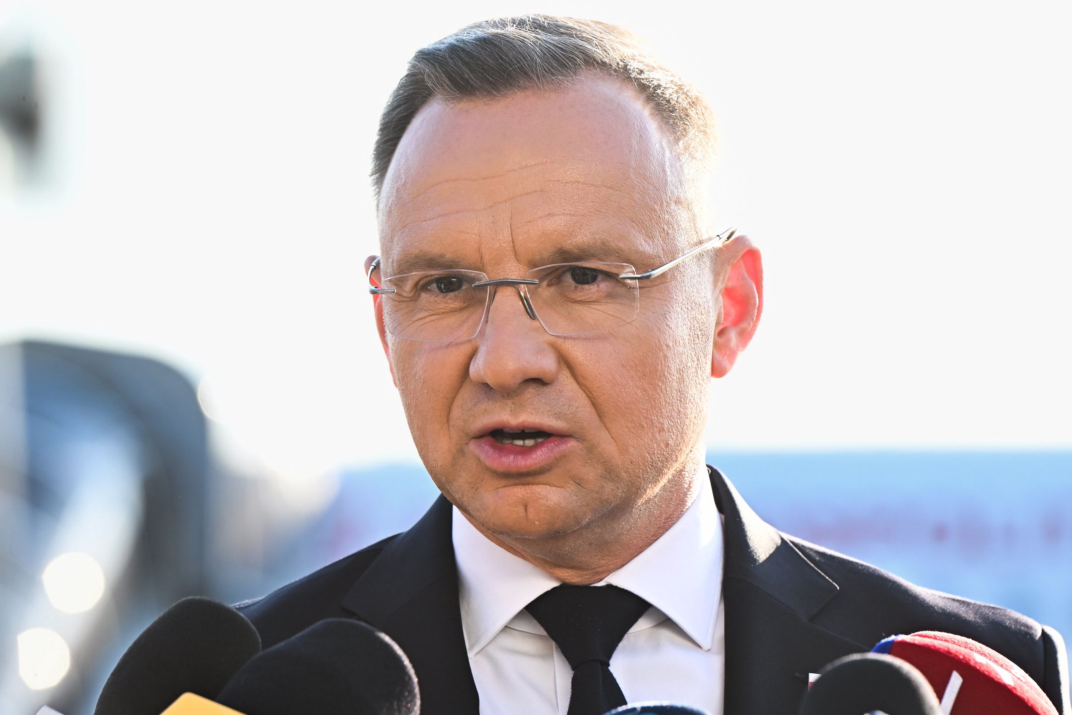 Warszawa, 08.07.2024. Prezydent RP Andrzej Duda podczas wypowiedzi dla mediów na lotnisku w Warszawie przed wylotem do Waszyngtonu, 8 bm. Prezydent RR Andrzej Duda weźmie udział w spotkaniu głów państw i szefów rządów państw NATO. (aldg) PAP/Radek Pietruszka