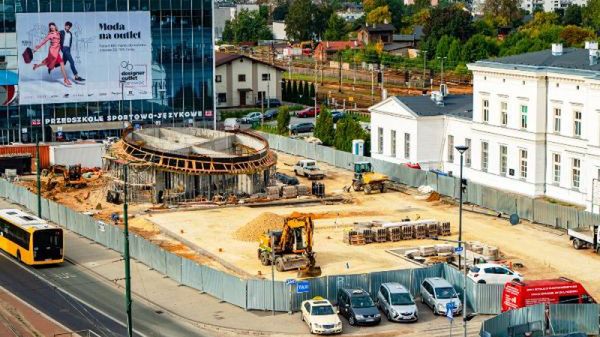 Sosnowiec. Plac przed dworcem kolejowym przechodzi metamorfozę.