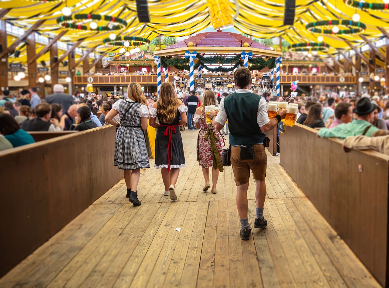 Oktoberfest w cieniu skandalu z hailowaniem i śpiewaniem nazistowskiej piosenki. Światowe media oburzone