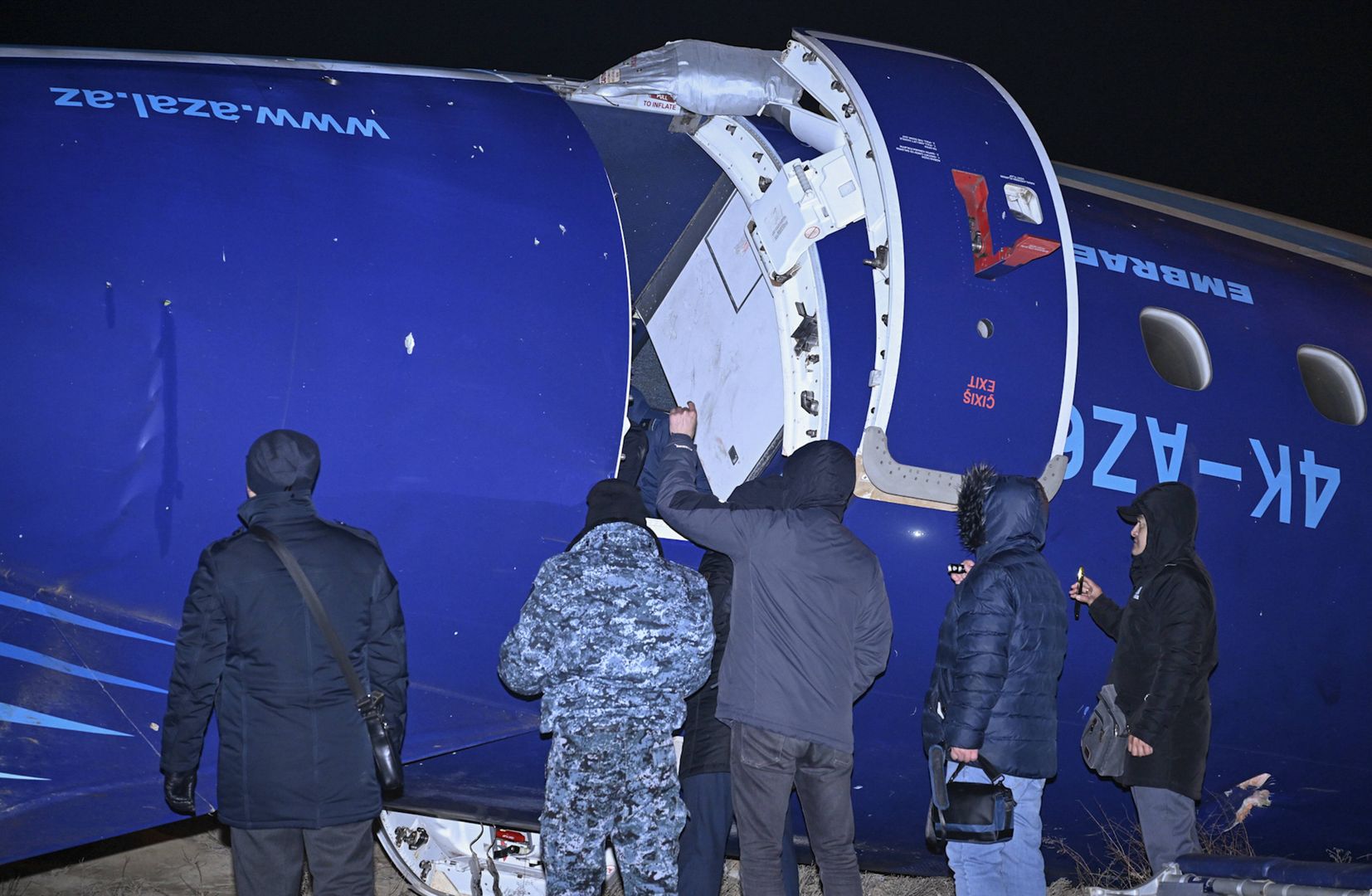 Azerbaijan Airlines passenger plane crashes near Aktau, Kazakhstan
epa11793292 Wreckage of plane passenger plane Embraer ERJ-190AR at the crash site near Aktau, Kazakhstan, 25 December 2024. Azerbaijan Airlines Embraer ERJ-190AR passenger plane flying from Baku to Grozny crashed some three kilometres away from the city of Aktau. According to preliminary information, the incident was caused by a collision between the aircraft and a flock of birds.  EPA/STR 
Dostawca: PAP/EPA.
STR
debris
