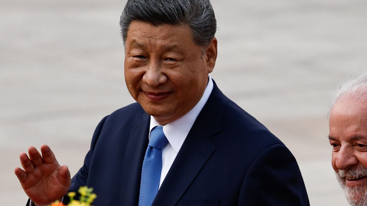 BEIJING, CHINA - MAY 13: Chinese President Xi Jinping and Brazil's President Luiz Inacio Lula da Silva attend a welcome ceremony at the Great Hall of the People on May 13, 2025 in Beijing, China. The summit includes China's key Latin American trade partners, and comes as Beijing and Washington work on defusing a trade war.  (Photo by Tingshu Wang - Pool/Getty Images)