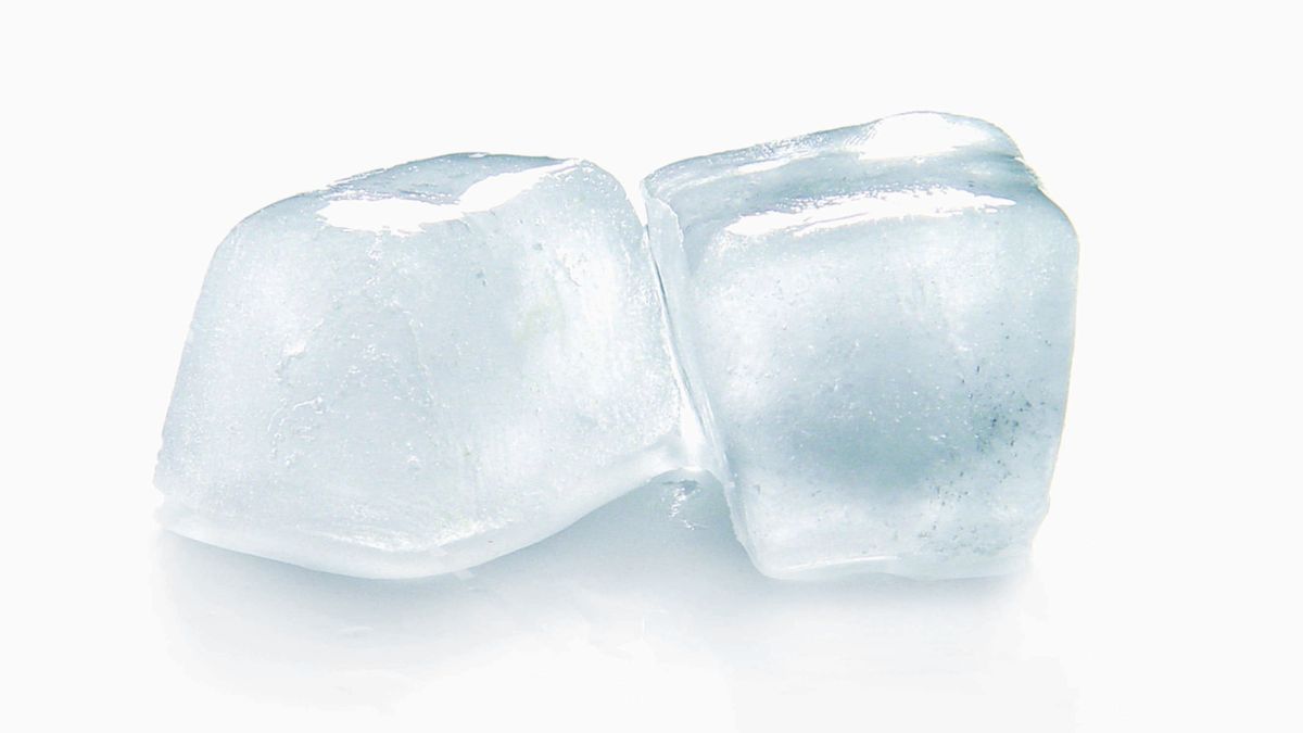 Kostki lodu dodane do prania świetnie sprawdzą się zamiast zelazka