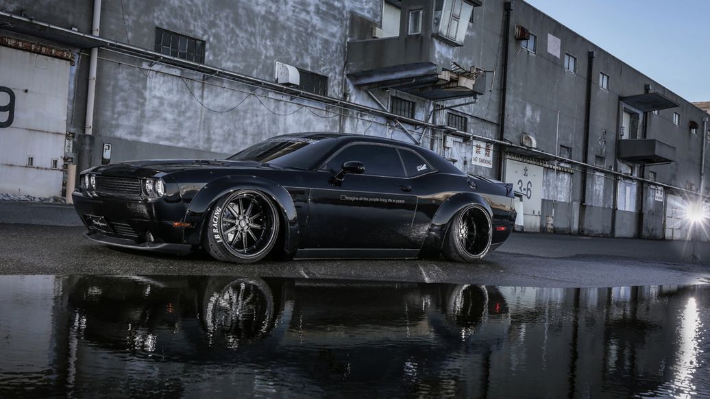 Kompletny pakiet stylistyczny od LW Works do Dodge'a Challengera kosztuje 5800 dolarów (równowartość 23 tys. zł). Przednią dokładkę można oddzielnie dokupić za tysiąc dolarów. Tyle samo kosztuje spojler typu kaczy kuper. Za koła widoczne na czarnym egzemplarzu Liberty Walk liczy sobie 5400 dolarów. Dodatkowej dopłaty w wysokości 7900 dolarów wymaga zawieszenie pneumatyczne.