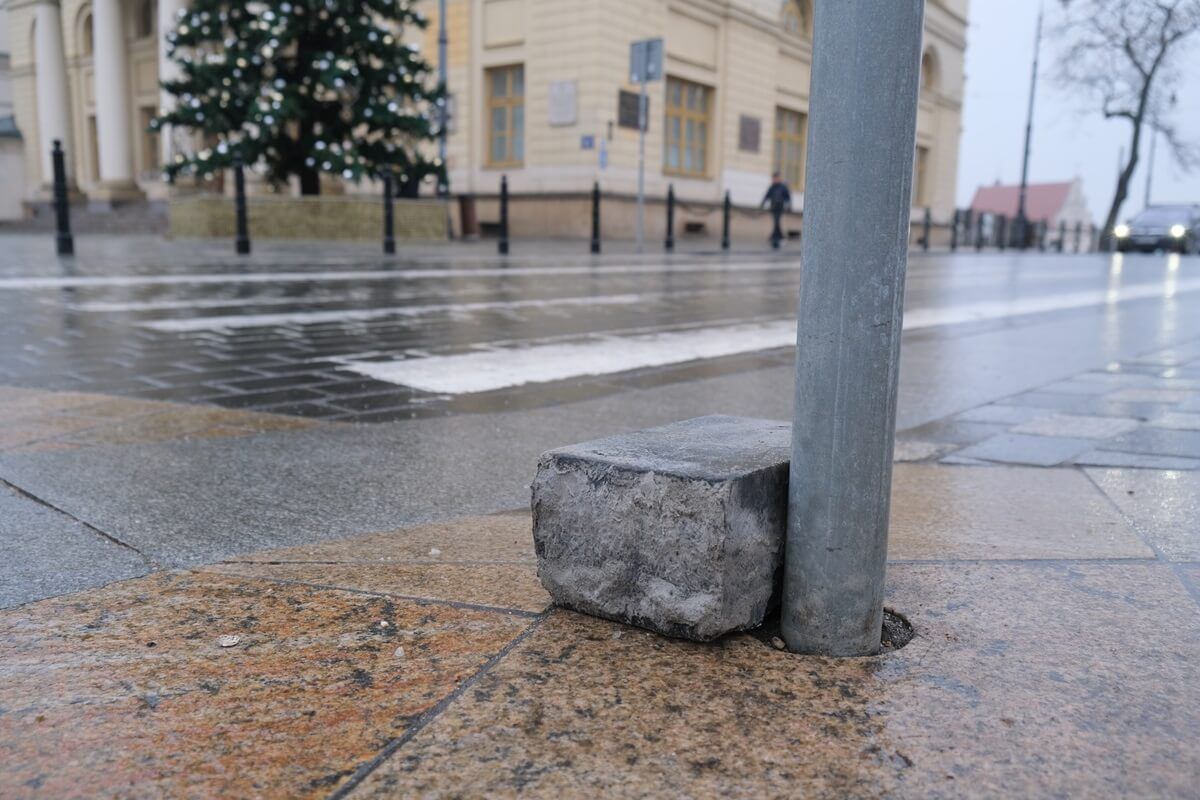 Zapadnięta nawierzchnia jezdni na ul. Królewskiej w Lublinie