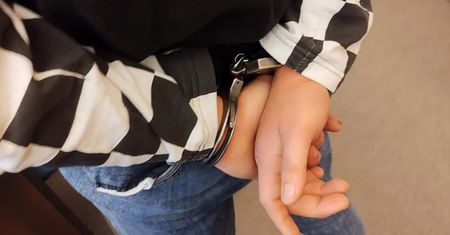 Mieszkaniec Zbąszynka, sprawca brutalnego pobicia mężczyzny, przekazany wielkopolskiej policji. To on sam opublikował film w internecie