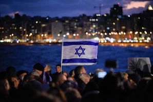 People take part in a vigil in solidarity with Israel, in Montevideo, Uruguay, 11 October 2023. Hundreds of members of the Uruguayan Jewish Community gathered on 11 October at an event in Montevideo to show their support for Israel and pay tribute to those who died after the Hamas attacks. Thousands of Israelis and Palestinians have died since the militant group Hamas launched an unprecedented attack on Israel from the Gaza Strip on 07 October 2023, leading to Israeli retaliation strikes on the Palestinian enclave. EPA/GIANNI SCHIAFFARINO Dostawca: PAP/EPA.