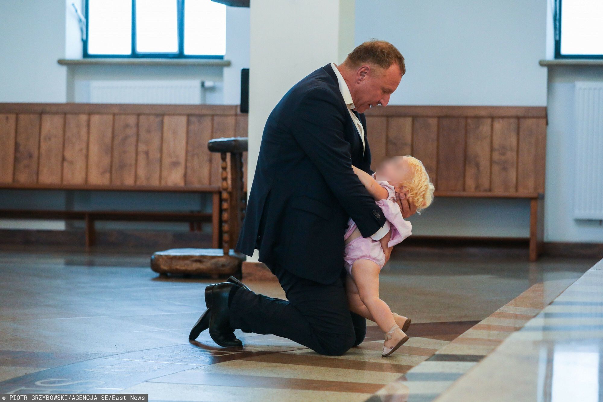 Jacek Kurski z żoną i córką na mszy z okazji śmierci matki