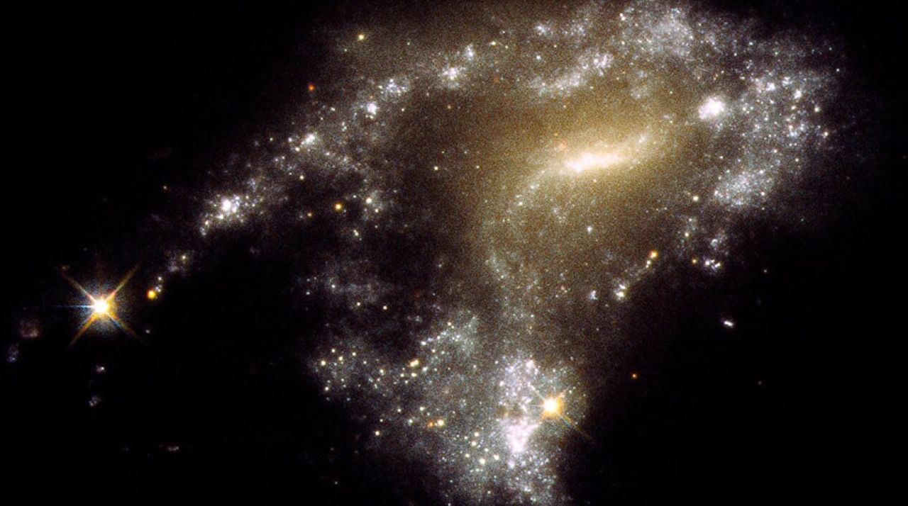Teleskop Hubble’a odnajduje sznur "galaktycznych pereł"