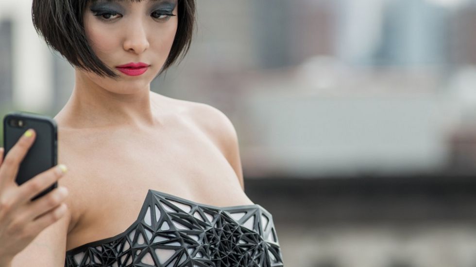 X.pose: Internet nas obnaża. Gdy jesteśmy online, ubranie staje się przezroczyste 1