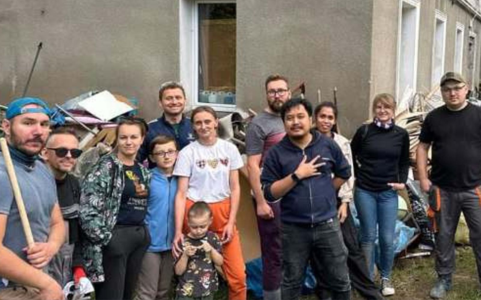 Pani Aleksandra (trzecia od lewej) i jej wolontariusze 