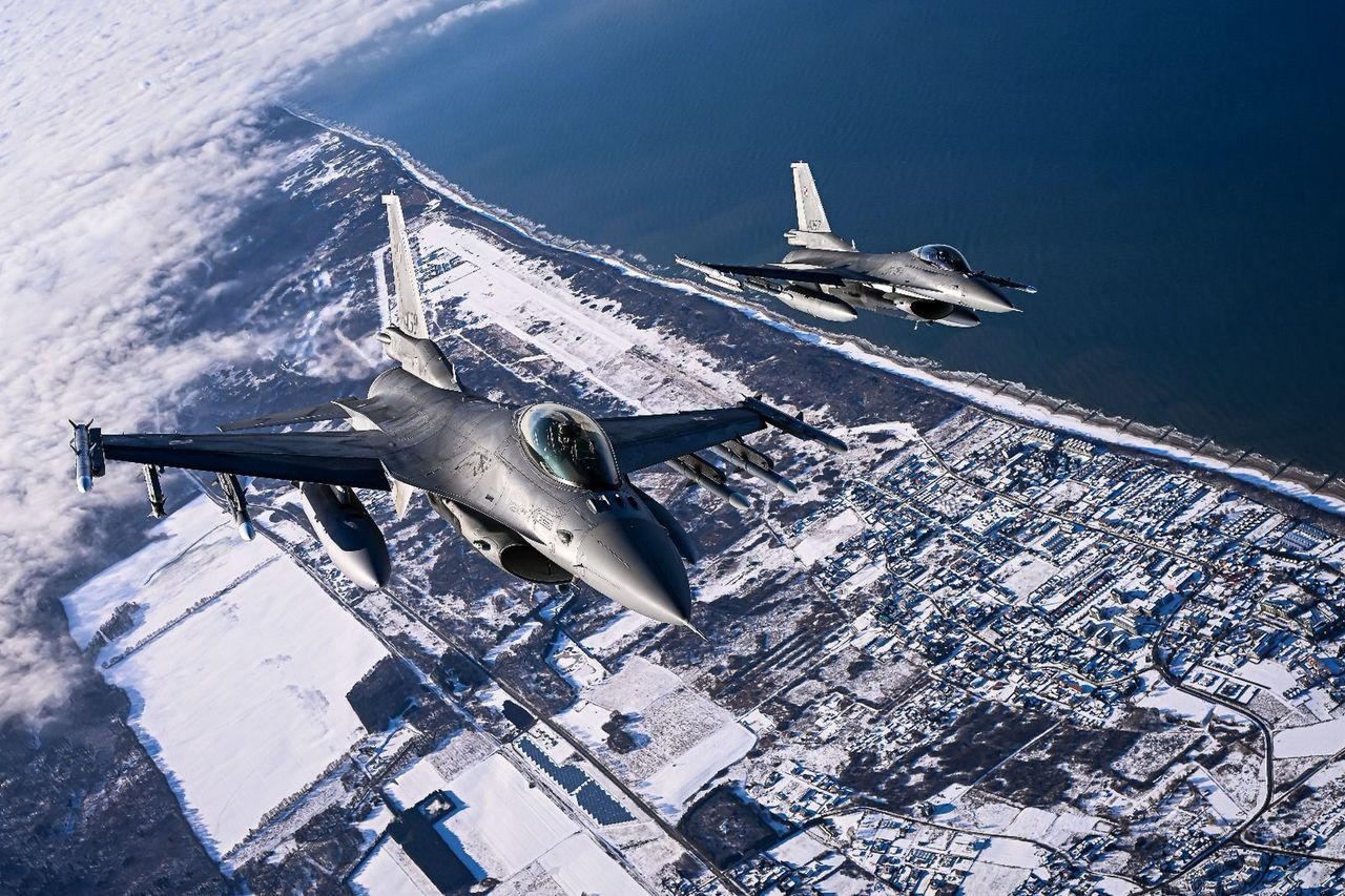 Polish skies secured: NATO teams up F-16s, F-35s in joint mission