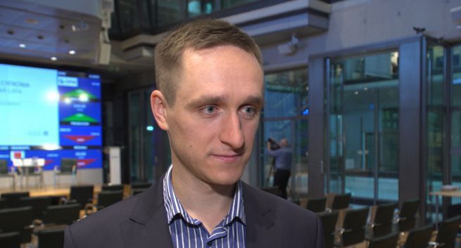 Sztuczna inteligencja umożliwia tworzenie poprawnych tekstów dziennikarskich. Może to doprowadzić do eskalacji fake newsów