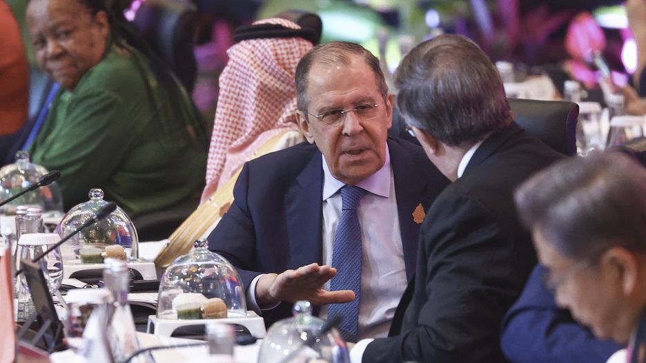 A handout photo made available by the Russian Foreign Ministry press service shows Russian Foreign Minister Sergey Lavrov (C) talking with Mexican Foreign Affairs Secretary Marcelo Ebrard (2-R) before the start of the opening session of the G20 Foreign Ministers' Meeting in Nusa Dua, Bali, Indonesia, 08 July 2022. Bali hosts the two-day G20 Foreign Ministers Meeting from 07 to 08 July 2022. EPA/RUSSIAN FOREIGN MINISTRY PRESS SERVICE / HANDOUT HANDOUT EDITORIAL USE ONLY/NO SALES Dostawca: PAP/EPA.