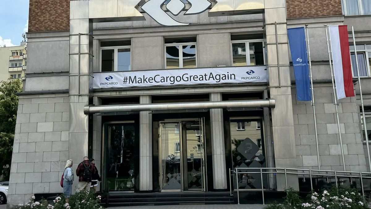 Kuriozalny baner na gmachu PKP Cargo