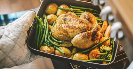 Piecz w ten sposób mięso oraz warzywa. Będą soczyste i bardziej intensywne w smaku