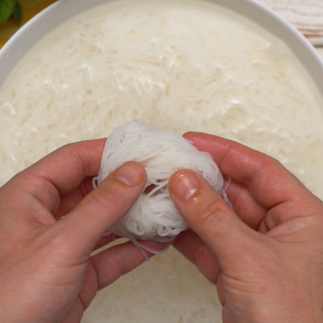 Rice noodles in the form of nests look great.