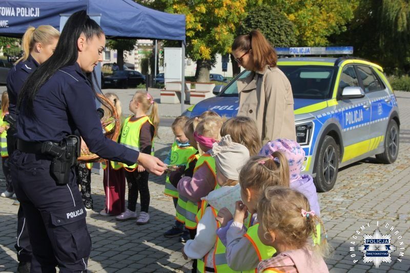 Świeć Przykładem – noś odblaski. Policjanci na opatowskim rynku
