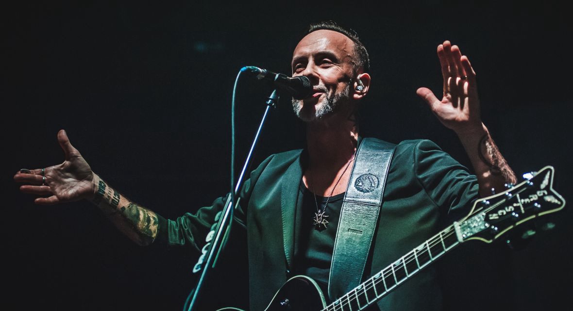 Nergal podczas koncertu Me And That Man w Teatrze Szekspirowskim w Gdańsku. Wrzesień 2017 roku 