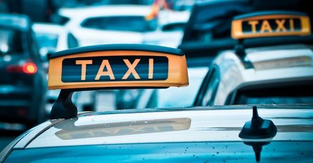Polscy taksówkarze pozywają Uber - zarzut: nieuczciwa konkurencja