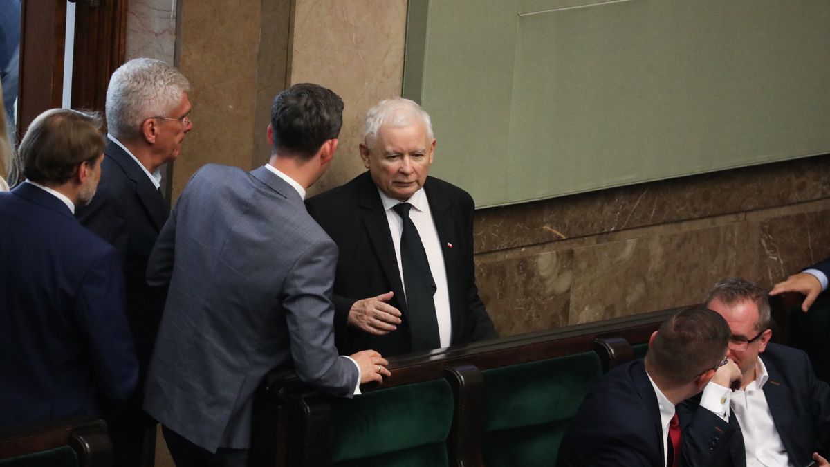 Jaros�aw Kaczy�ski, Stanis�aw Karczewski
Warszawa, 17.08.2023. Wicepremier, prezes PiS Jaros�aw Kaczy�ski (P) i senator PiS Stanis�aw Karczewski (L) na sali obrad Sejmu w Warszawie, 17 bm. Sejm zajmuje si� rozpatrzeniem wniosku o zarz�dzenie og�lnokrajowego referendum. (sko) PAP/Tomasz Gzell
Tomasz Gzell
dodatkowe, dwudniowe, obrady, polityk, polityka, posiedzenie, sejm, sejmu