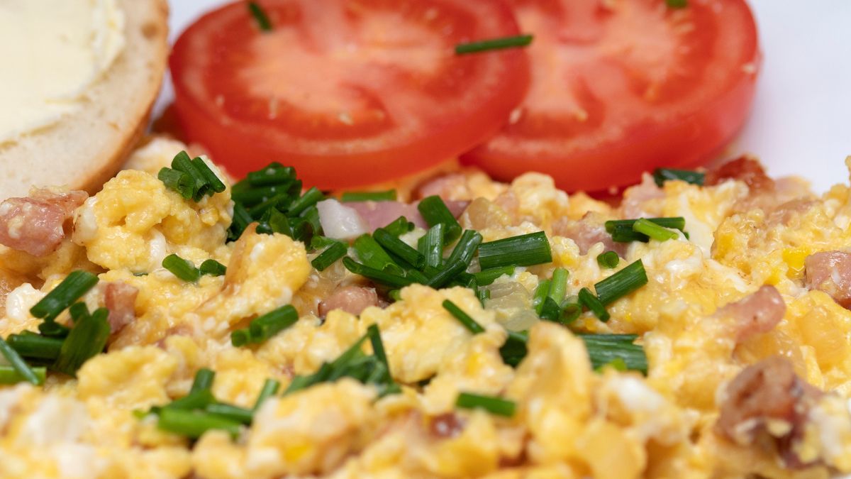 Jajecznica po węgiersku to świetne śniadanie