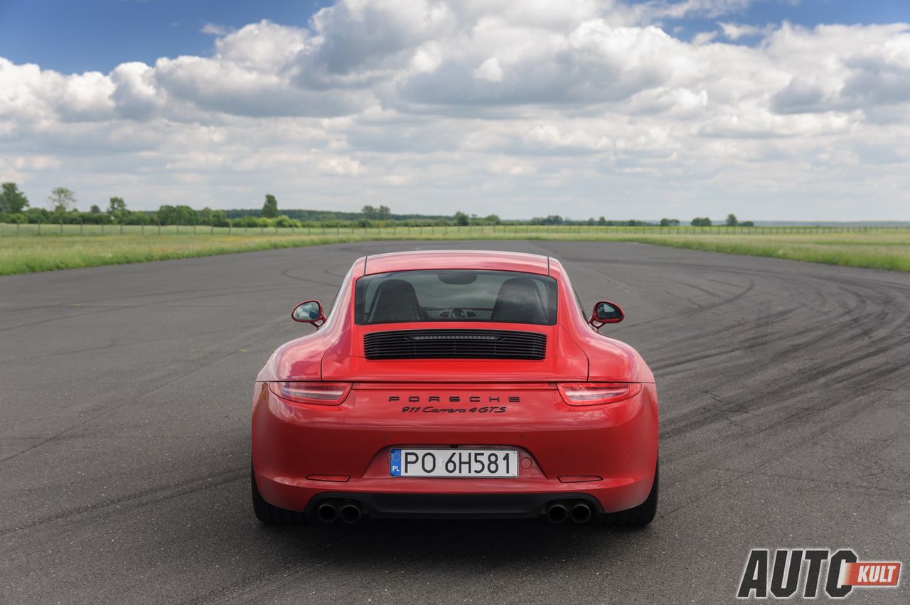 Za kierownicą Porsche nie ma mowy o jakiejkolwiek nerwowości, nie ważne czy siła napędowa idzie przez cztery, czy dwa koła...